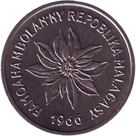 Монета 1 франк. 1966 год, Мадагаскар. Буйвол. Пуансеттия.