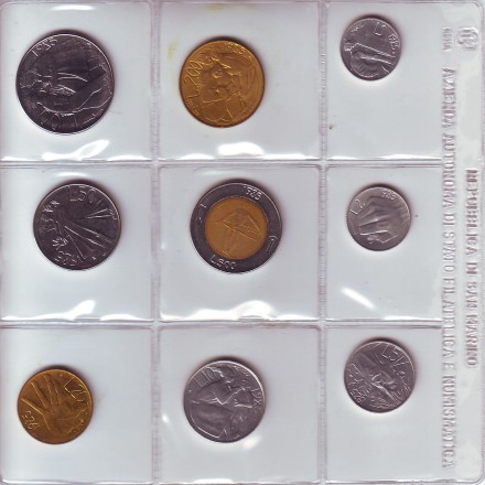 Годовой набор монет Сан-Марино (9 шт) 1985 года в банковской упаковке. Годовой набор монет Сан-Марино (9 шт) 1985 года в банковской упаковке.