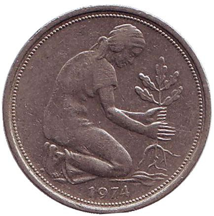Монета 50 пфеннигов. 1974 (D) год, ФРГ. Женщина, сажающая дуб.