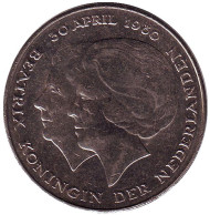 Монета 2,5 гульдена. 1980 год, Нидерланды. Коронация королевы Беатрикс. Монета 2,5 гульдена. 1980 год, Нидерланды. Коронация королевы Беатрикс.
