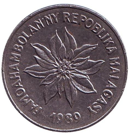 Монета 5 франков. 1989 год, Мадагаскар. Пуансеттия.