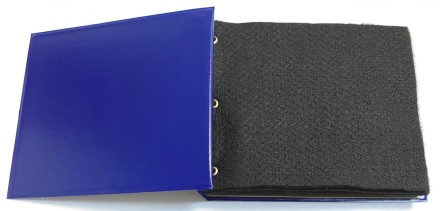 Альбом на винтах, горизонтальный, для значков, с 5 листами из ткани. Производство Россия, Сомс.