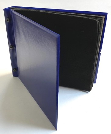 Альбом на винтах, горизонтальный, для значков, с 5 листами из ткани. Производство Россия, Сомс.