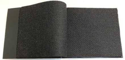 Альбом на винтах, горизонтальный, для значков, с 5 листами из ткани. Производство Россия, Сомс.