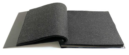 Альбом на винтах, горизонтальный, для значков, с 5 листами из ткани. Производство Россия, Сомс.