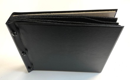 Альбом на винтах, горизонтальный, для значков, с 5 листами из ткани. Производство Россия, Сомс.