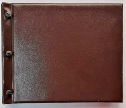 Альбом на винтах, горизонтальный, для значков, с 5 листами из ткани. Производство Россия, Сомс.