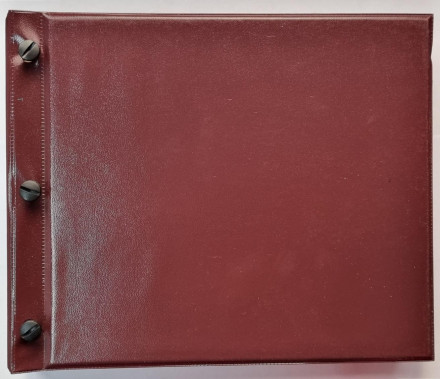 Альбом на винтах, горизонтальный, для значков, с 5 листами из ткани. Производство Россия, Сомс.
