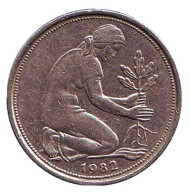 Монета 50 пфеннигов. 1982 год (F), ФРГ. Женщина, сажающая дуб. Монета 50 пфеннигов. 1982 год (F), ФРГ. Женщина, сажающая дуб.