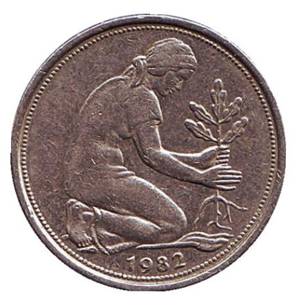 Монета 50 пфеннигов. 1982 год (F), ФРГ. Из обращения. Женщина, сажающая дуб.