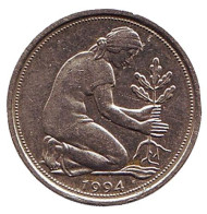 Монета 50 пфеннигов. 1994 год (G), ФРГ. Женщина, сажающая дуб. Монета 50 пфеннигов. 1994 год (G), ФРГ. Женщина, сажающая дуб.