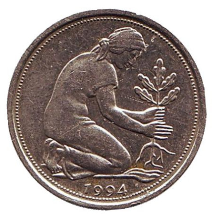 Монета 50 пфеннигов. 1994 год (G), ФРГ. Женщина, сажающая дуб.