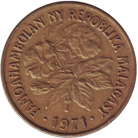 Монета 20 франков. 1971 год, Мадагаскар. Буйвол. Хлопок. Монета 20 франков. 1971 год, Мадагаскар. Буйвол. Хлопок.