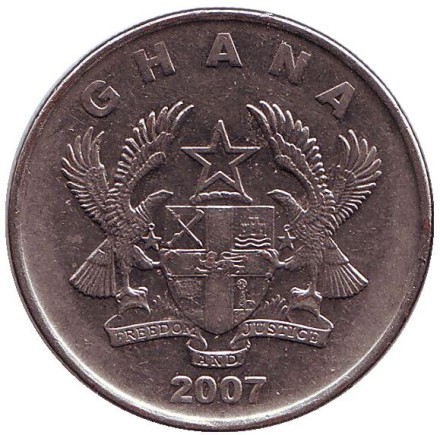 Монета 50 песев. 2007 год, Гана. Женщина в национальном головном уборе.