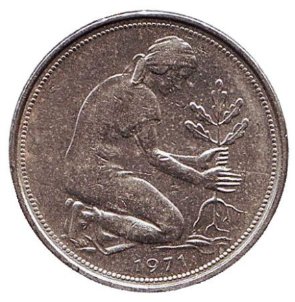 Монета 50 пфеннигов. 1971 (D) год, ФРГ. Женщина, сажающая дуб.