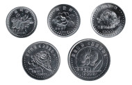 Набор "Цветы" (5 монет). 2002-2008 гг., Северная Корея. С иероглифами по бокам герба.