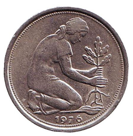 Монета 50 пфеннигов. 1976 год (F), ФРГ. Женщина, сажающая дуб.