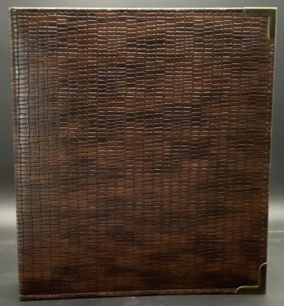 Альбом вертикальный 230х270х50 мм (Оптима), без листов, с металлическими уголками, с тиснением. Альбом вертикальный 230х270х50 мм (Оптима), без листов, с металлическими уголками, с тиснением.