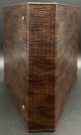 Альбом вертикальный 230х270х50 мм (Оптима), без листов, с металлическими уголками, с тиснением. Альбом вертикальный 230х270х50 мм (Оптима), без листов, с металлическими уголками, с тиснением.