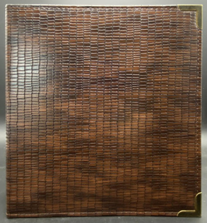 Альбом вертикальный 230х270х50 мм (Оптима), без листов, с металлическими уголками, с тиснением. Альбом вертикальный 230х270х50 мм (Оптима), без листов, с металлическими уголками, с тиснением.