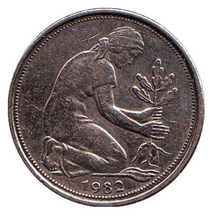 Монета 50 пфеннигов. 1982 год (J), ФРГ. Женщина, сажающая дуб.