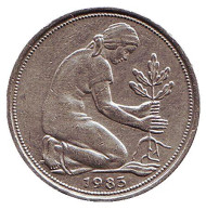 Монета 50 пфеннигов. 1983 год (G), ФРГ. Женщина, сажающая дуб. Монета 50 пфеннигов. 1983 год (G), ФРГ. Женщина, сажающая дуб.