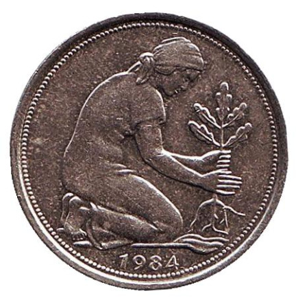 Монета 50 пфеннигов. 1984 год (G), ФРГ. Женщина, сажающая дуб.