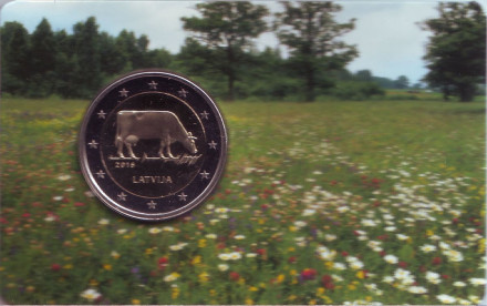 Монета 2 евро. 2016 год, Латвия. (в коинкарте) Корова.