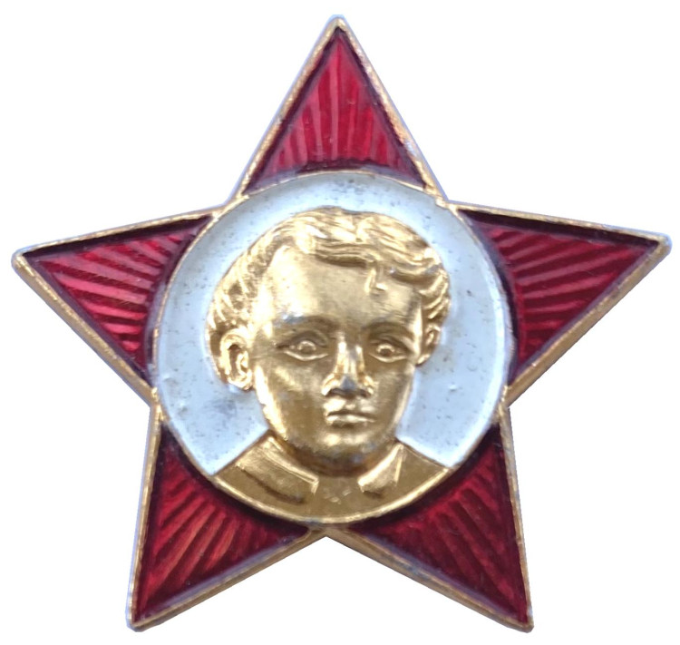 Как выглядит значок октябренка