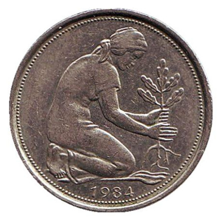 Монета 50 пфеннигов. 1984 год (J), ФРГ. Женщина, сажающая дуб.