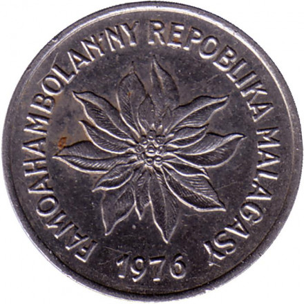 Монета 1 франк. 1976 год, Мадагаскар. Буйвол. Пуансеттия. Монета 1 франк. 1976 год, Мадагаскар. Буйвол. Пуансеттия.