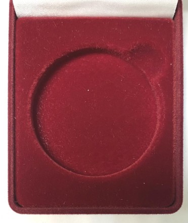 Футляр (коробка) прямоугольный для одной монеты диаметром до 46 мм. Производство Китай. 61х79х32 мм.