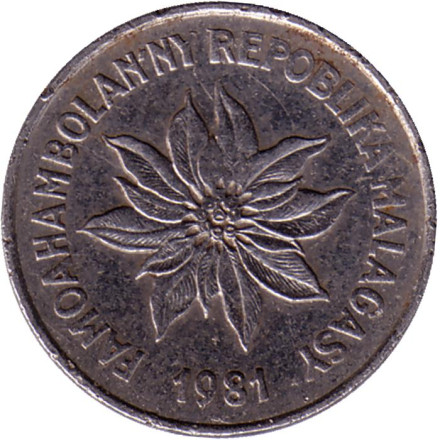 Монета 1 франк. 1981 год, Мадагаскар. Буйвол. Пуансеттия. Монета 1 франк. 1981 год, Мадагаскар. Буйвол. Пуансеттия.