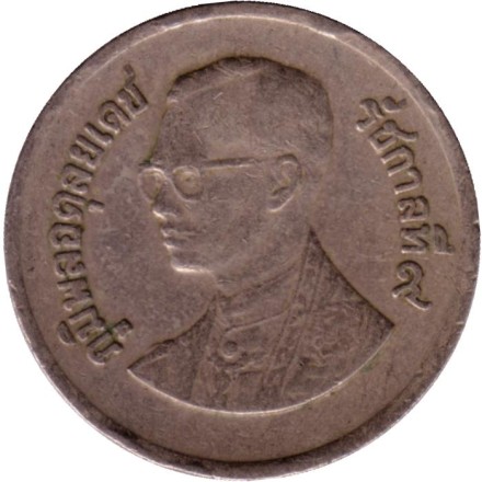 Монета 1 бат. 1982 год, Таиланд. Из обращения. Рама IX. Большой дворец в Бангкоке. Монета 1 бат. 1982 год, Таиланд. Из обращения. Рама IX. Большой дворец в Бангкоке.