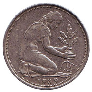 Монета 50 пфеннигов. 1989 (F) год, ФРГ. Женщина, сажающая дуб. Монета 50 пфеннигов. 1989 (F) год, ФРГ. Женщина, сажающая дуб.