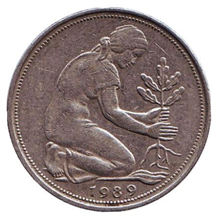 Монета 50 пфеннигов. 1989 год (F), ФРГ. Женщина, сажающая дуб.