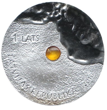 Монета 1 лат. 2010 год, Латвия. Янтарная монета. Монета 1 лат. 2010 год, Латвия. Янтарная монета.