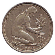 Монета 50 пфеннигов. 1990 год (D), ФРГ. Женщина, сажающая дуб. Монета 50 пфеннигов. 1990 год (D), ФРГ. Женщина, сажающая дуб.