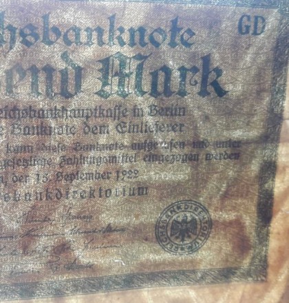 Рейхсбанкнота 1000 марок. 1922 год, Веймарская республика. Белая бумага. Водяной знак - рубящие звёзды. Серийный номер - Две буквы, шесть цифр (зелёные,маленькие), две буквы. Тип 76a.