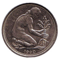 Монета 50 пфеннигов. 1990 год (G), ФРГ. Женщина, сажающая дуб. Монета 50 пфеннигов. 1990 год (G), ФРГ. Женщина, сажающая дуб.