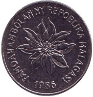 Монета 5 франков. 1986 год, Мадагаскар. Пуансеттия. Монета 5 франков. 1986 год, Мадагаскар. Пуансеттия.