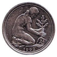 Монета 50 пфеннигов. 1992 год (D), ФРГ. Женщина, сажающая дуб. Монета 50 пфеннигов. 1992 год (D), ФРГ. Женщина, сажающая дуб.