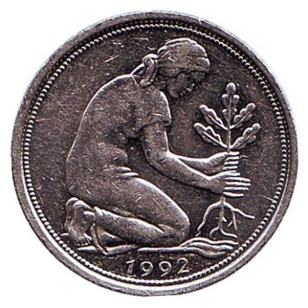 Монета 50 пфеннигов. 1992 год (D), ФРГ. Женщина, сажающая дуб.