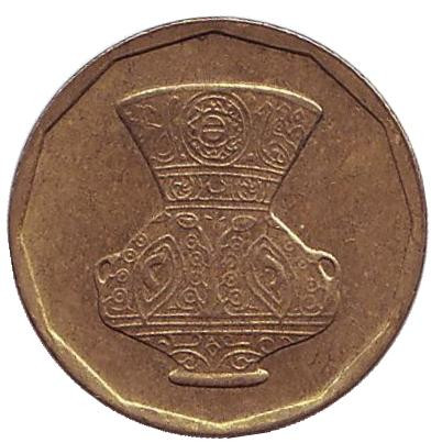Монета 5 пиастров. 2004 год, Египет. Декоративная ваза.