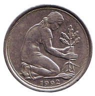 Монета 50 пфеннигов. 1992 год (F), ФРГ. Женщина, сажающая дуб. Монета 50 пфеннигов. 1992 год (F), ФРГ. Женщина, сажающая дуб.