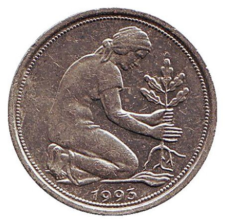Монета 50 пфеннигов. 1993 год (F), ФРГ. Женщина, сажающая дуб.