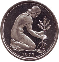 Монета 50 пфеннигов. 1977 год (J), ФРГ. Женщина, сажающая дуб.