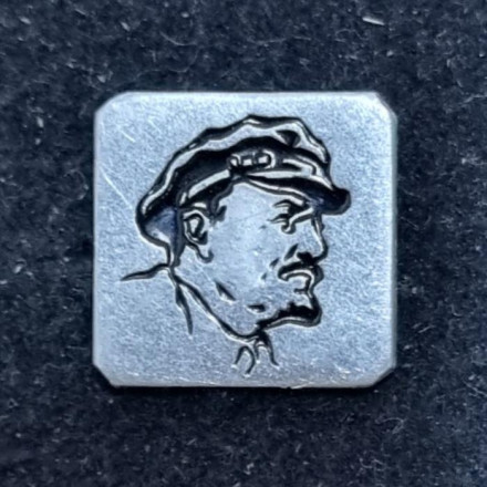 В.И. Ленин в кепке. Серый квадрат. Значок. СССР.