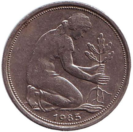 Монета 50 пфеннигов. 1985 год (G), ФРГ. Женщина, сажающая дуб.